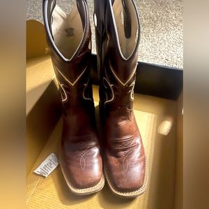 Old West brand Boys Cowboy boots Size 5. Gently used probly worn once.